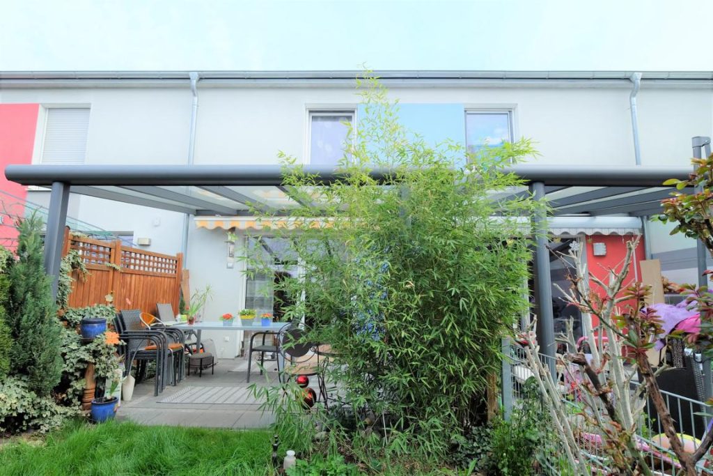 Garten mit überdachter Terrasse