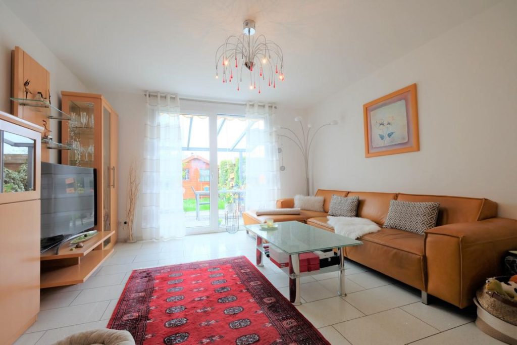 Helles Wohnzimmer mit Teppich