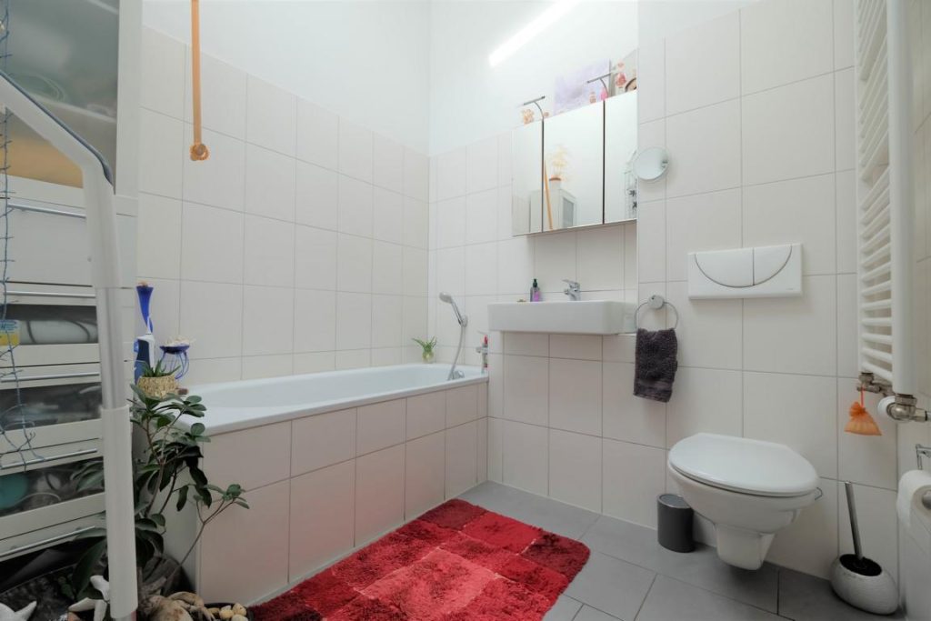 Badezimmer mit Badewanne und Waschbecken