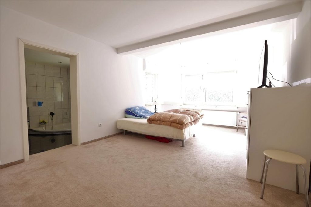 Helles Zimmer mit Bett