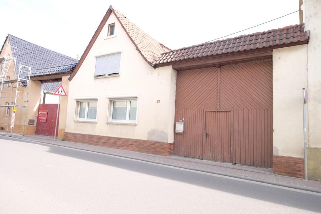 Hausfassade mit Tor und Fenster