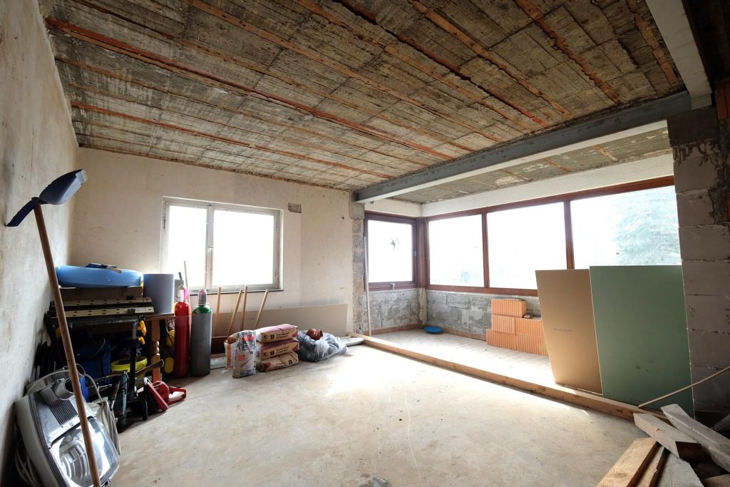 Leeres Zimmer mit Werkstättenutensilien
