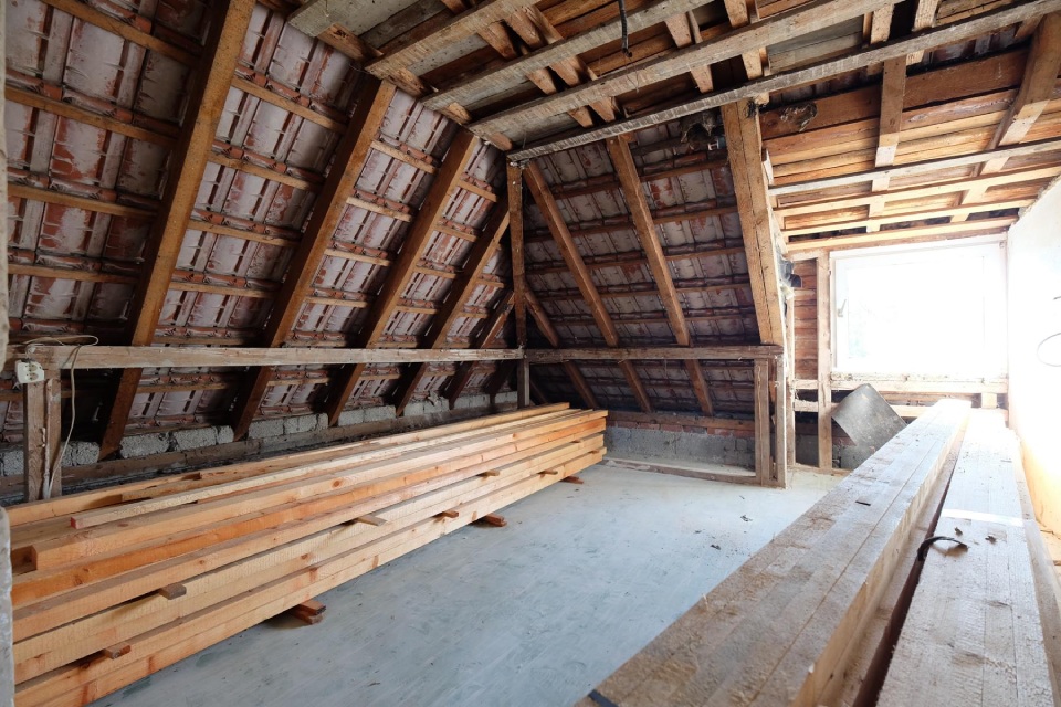 Dachboden mit Holzstapeln