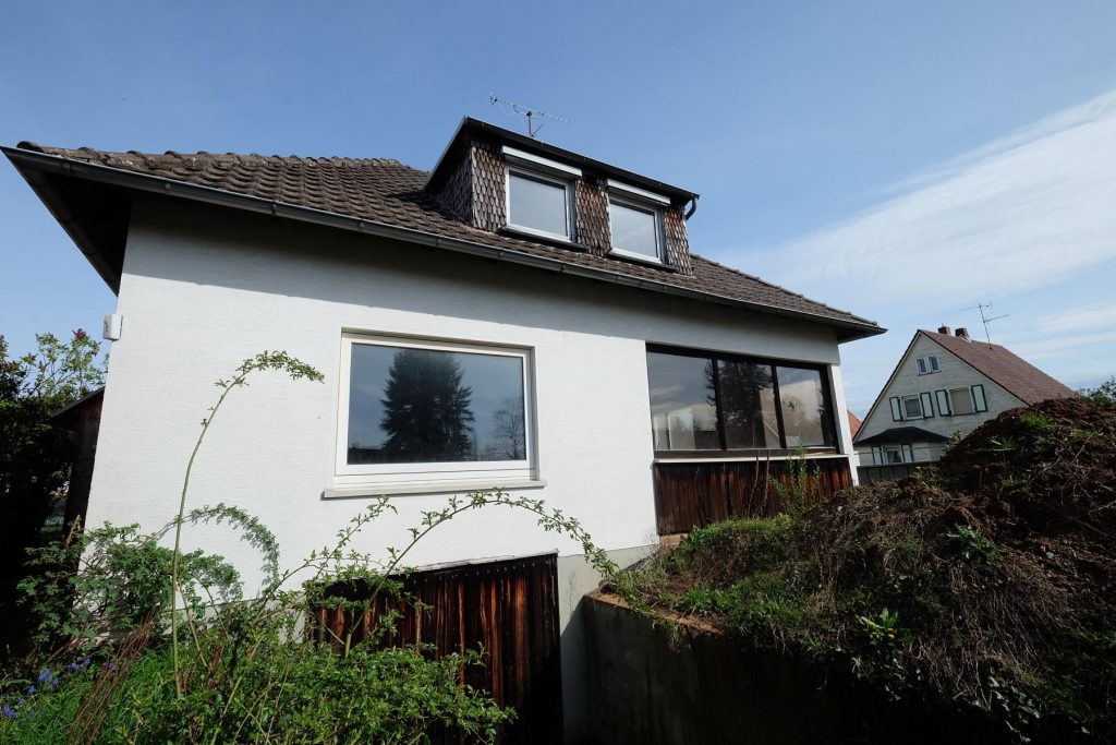 Haus mit Garten und Himmel