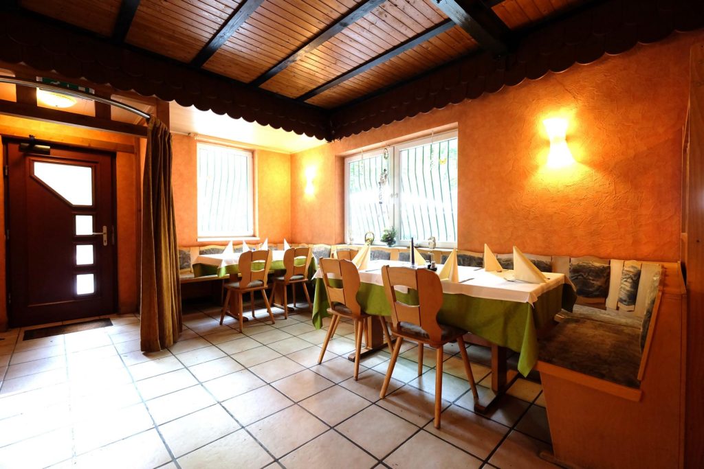 Speisesaal mit Holzmöbeln