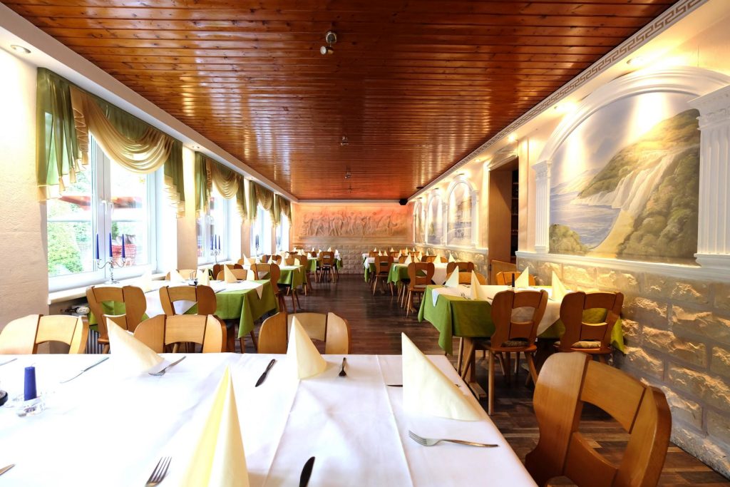 Gemütliches Restaurant mit Tischen