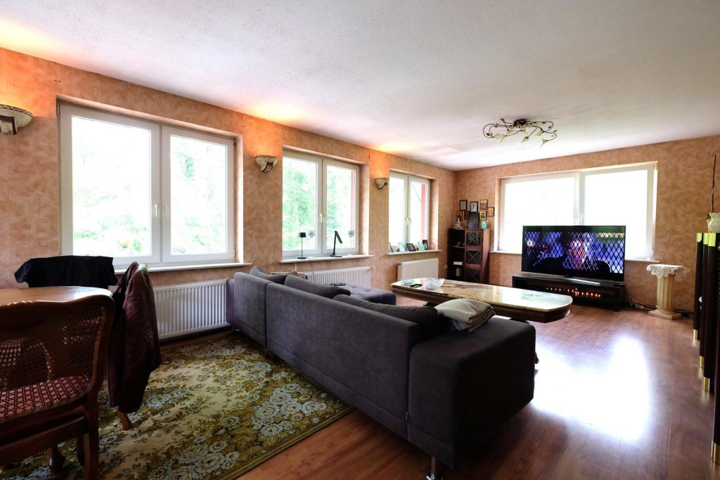 Helles Wohnzimmer mit Fernseher
