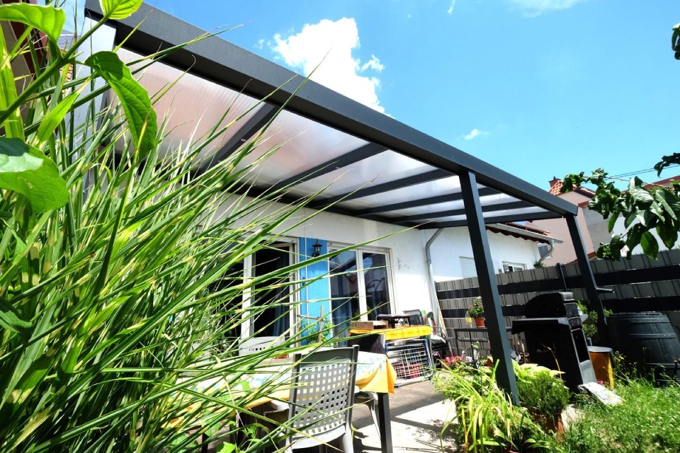 Terrasse mit Pflanzen und Himmel
