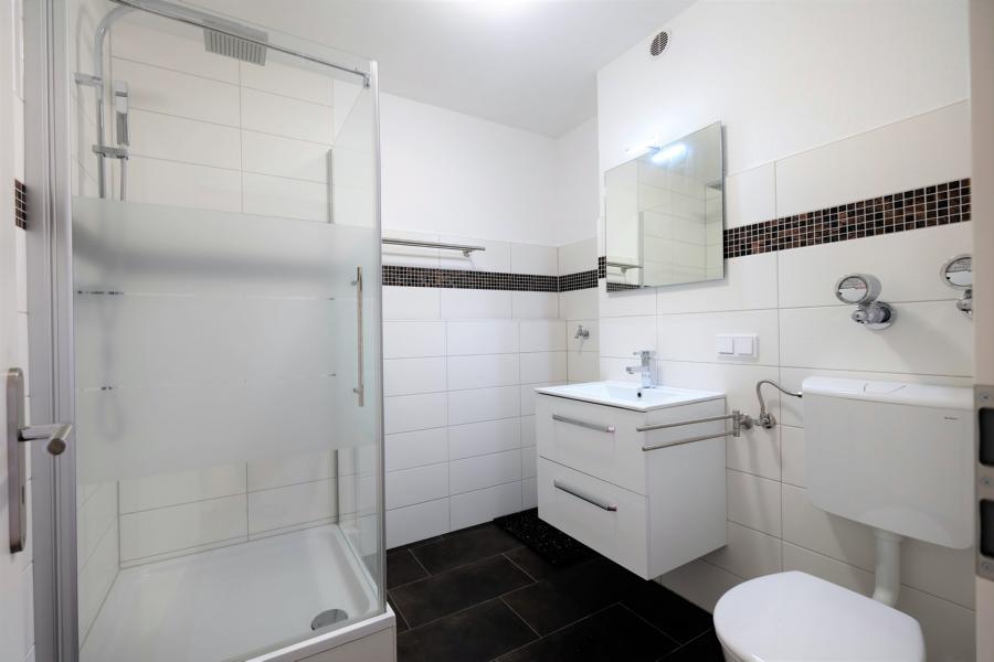 modernes Badezimmer mit Dusche