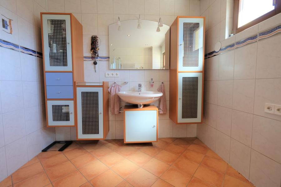 Badezimmer mit Waschtisch und Spiegel