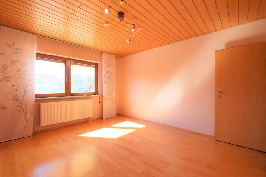 Helles Zimmer mit Holzdecke