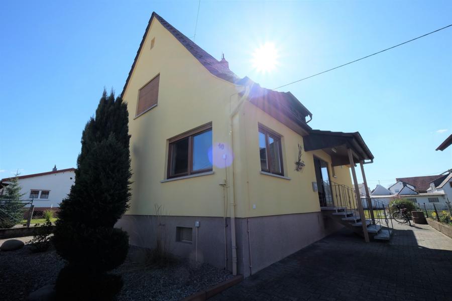 Gelbes Haus mit Sonnenschein